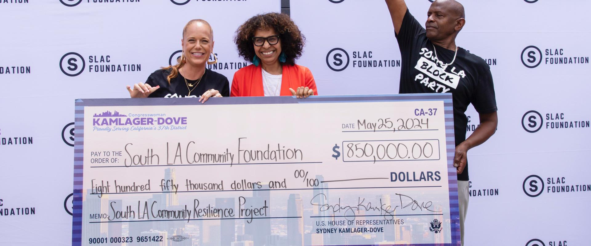 Rep. Kamlager-Dove presents a check to the South LA Community Foundation